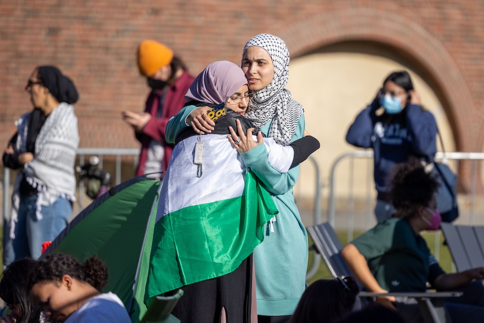 Due ragazze si abbracciano durante una protesta al Massachusetts of Institute of Technology (MIT)
