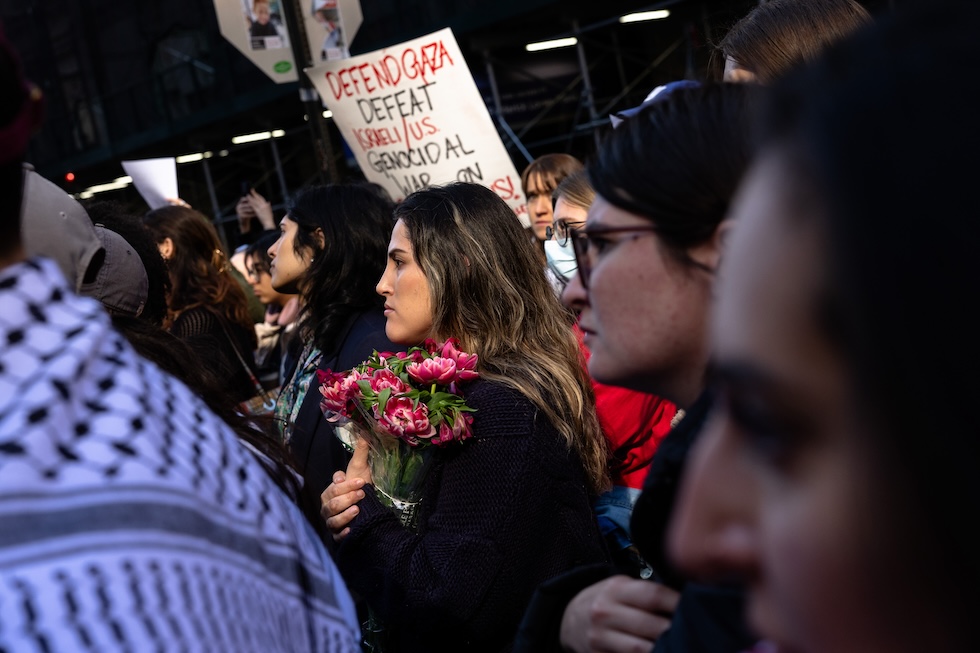 Una donna a una protesta alla New York University, 22 aprile