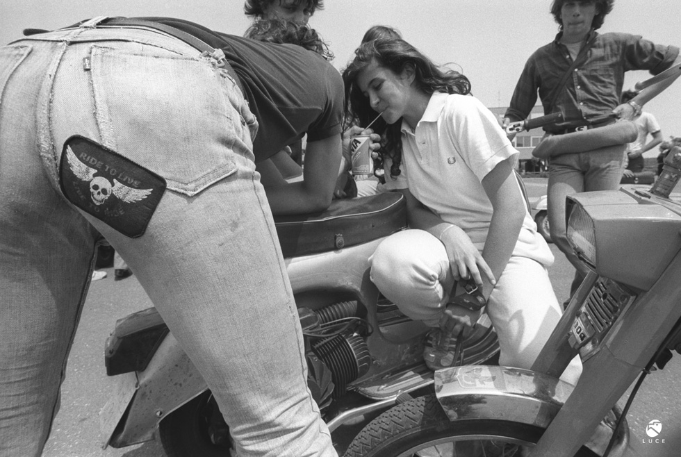 Giovani e motorini, 1982© Archivio Luce