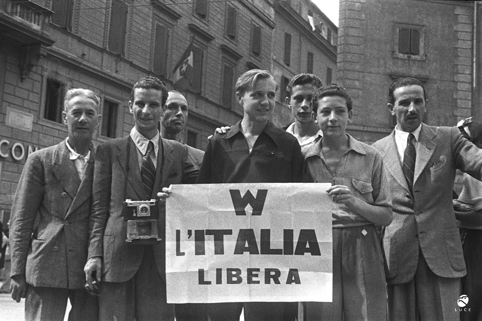 Gruppo di uomini a Roma, 26 luglio 1943© Archivio Luce