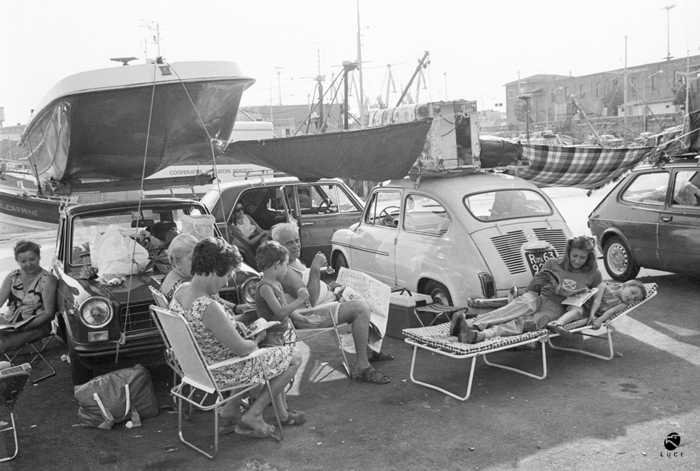 In attesa di imbarcarsi per le vacanze in Sardegna, anni Sessanta © Archivio Luce