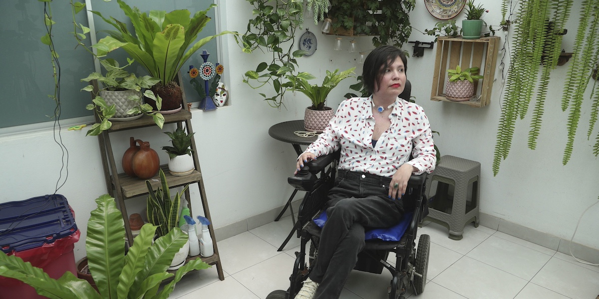 Ana Estrada nel 2019 nella sua casa in sedia a rotelle, circondata da piante