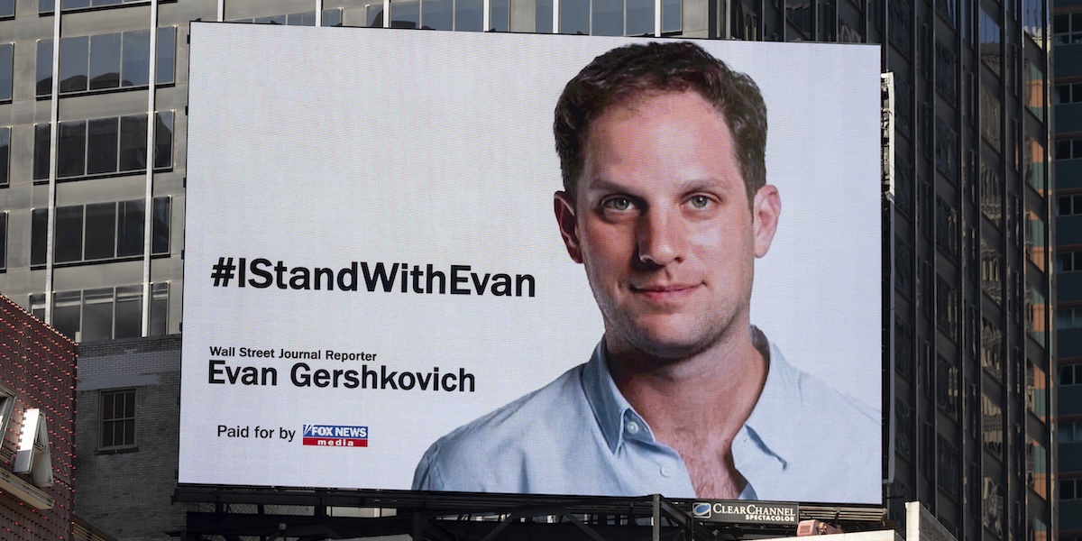 Un cartello luminoso di sostegno a Gershkovich a Times Square, a Manhattan (AP Photo/Yuki Iwamura)