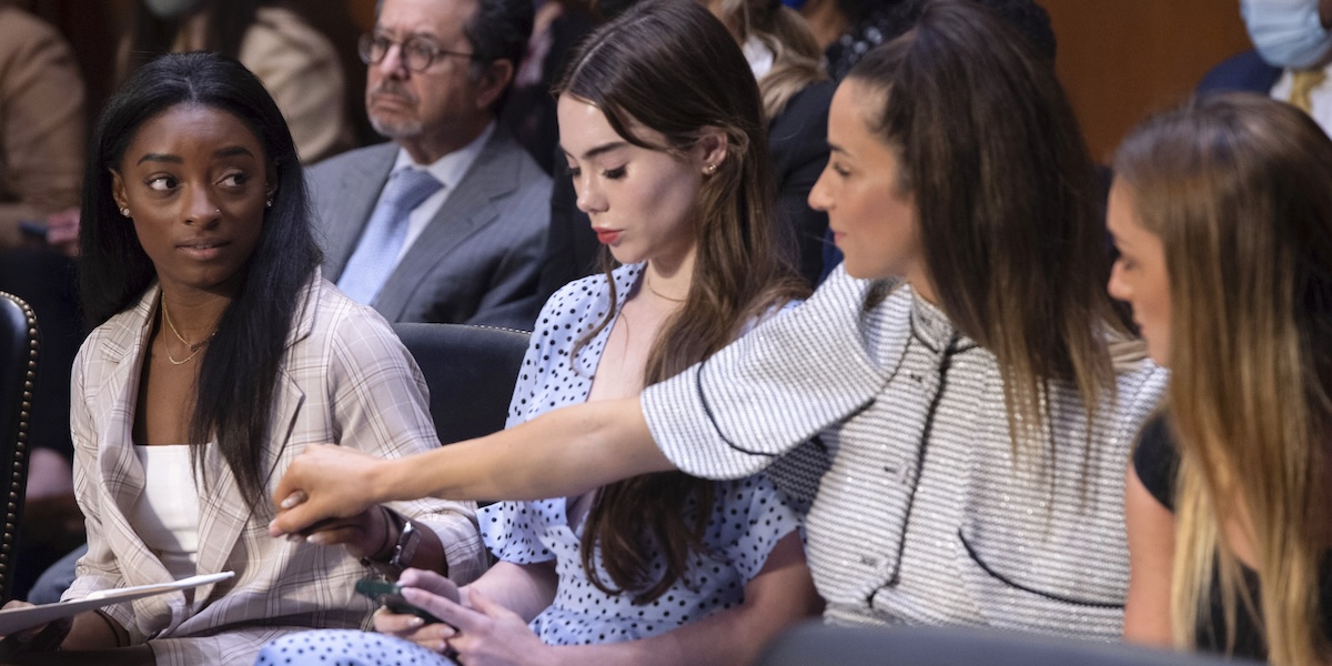 Simone Biles, McKayla Maroney, Aly Raisman e Maggie Nichols, durante il processo del 2021 (Saul Loeb/Pool via AP)