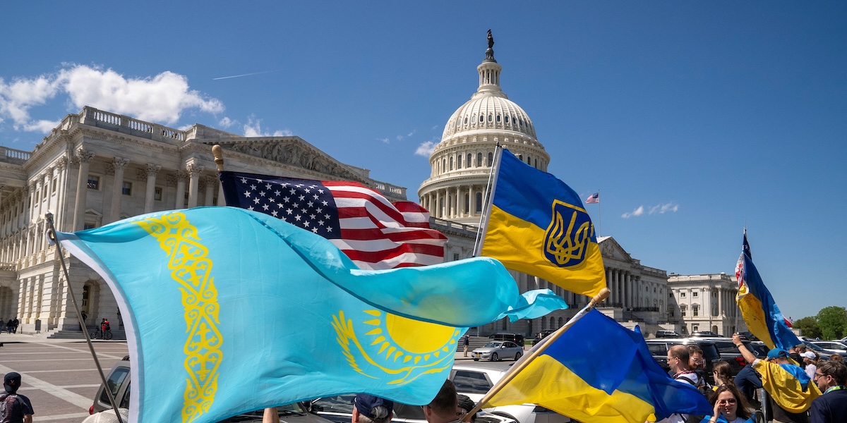 Manifestanti con bandiere degli Stati Uniti, dell'Ucraina e del Kazakistan fuori dal Congresso a Washington, dopo la prima approvazione degli aiuti, sabato 20 aprile (REUTERS/ Ken Cedeno)