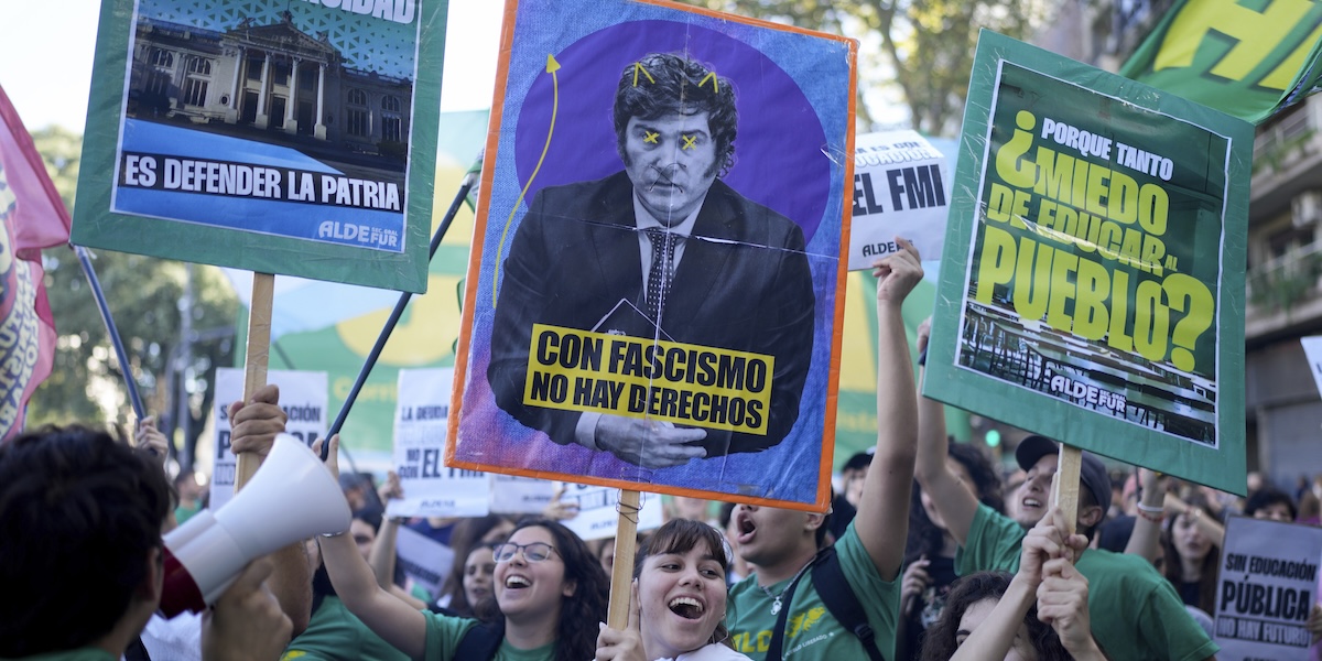 Persone che protestano contro Javier Milei a Buenos Aires