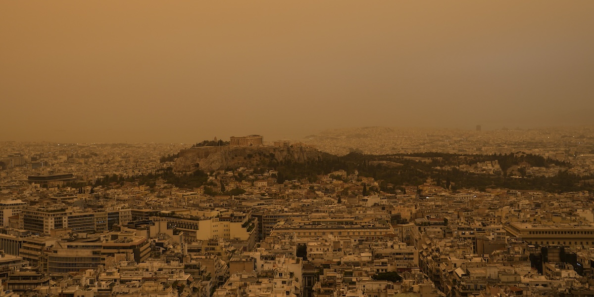 Un'immagine dell'acropoli di Atene, vista da lontano, immersa nell'aria piena di polvere proveniente dal deserto del Sahara