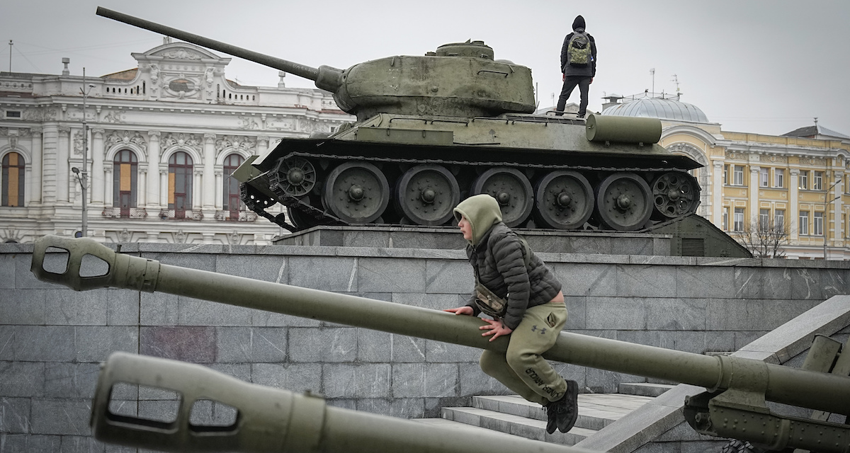 Ragazzi ucraini giocano su un monumento militare di era sovietica a Kharkiv, nell'est dell'Ucraina