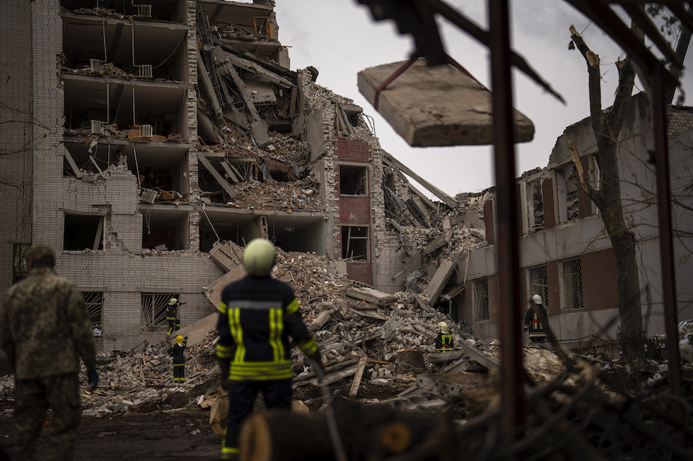 Un edificio parzialmente distrutto da un bombardamento russo a Chernihiv, in Ucraina 