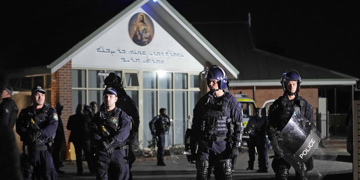 Agenti di polizia fuori dalla chiesa di Sydney, lunedì 15 aprile (AP Photo/ Mark Baker)