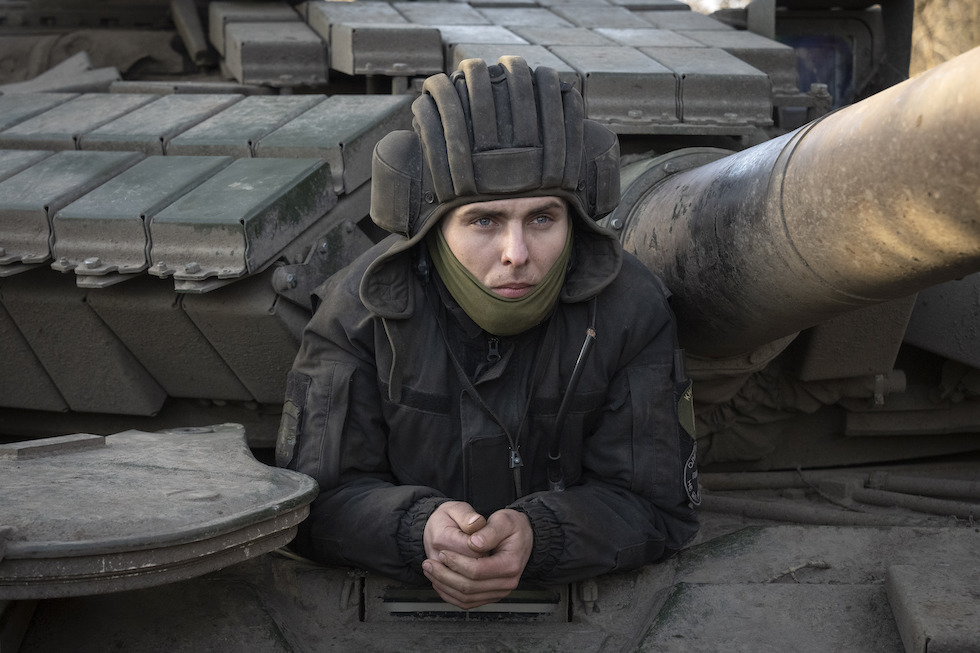 Un soldato ucraino in un carro armato