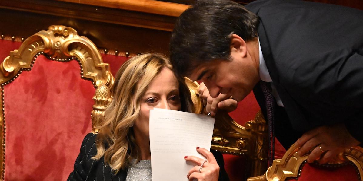 La presidente del Consiglio Giorgia Meloni e il ministro degli Affari europei Raffaele Fitto in Senato, il 13 dicembre 2023