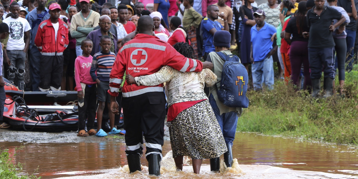 Una donna viene salvata dalla sua casa allagata dagli operatori della Croce Rossa nella zona di Githurai, nella contea di Nairobi (AP Photo/Edaward Odero)