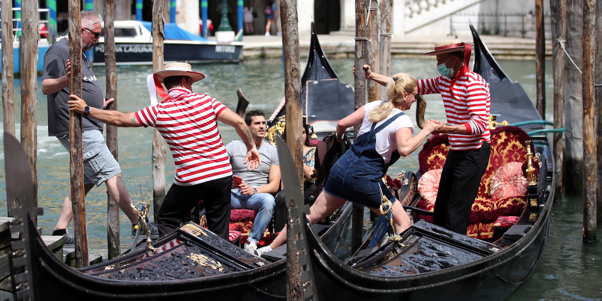 Turisti che salgono su una gondola a Venezia