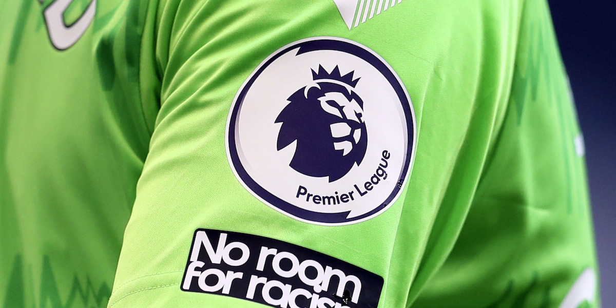 Il logo della Premier League sulla maglietta di un giocatore (Cath Ivill/Pool via AP, File)