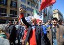 Un uomo col pugno alzato al corteo del 25 aprile di Milano