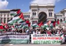 Bandiere palestinesi in piazza Duomo a Milano, durante la manifestazione del 25 aprile