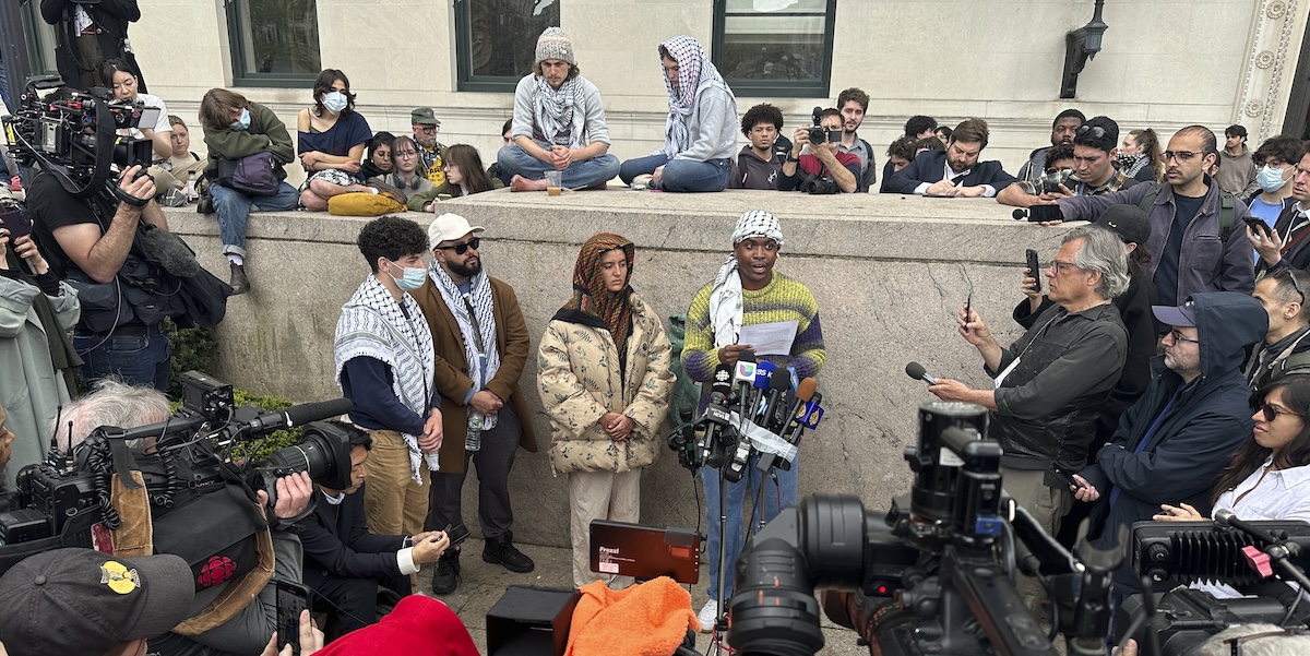 Una manifestazione a sostegno della Palestina nel campus universitario della Columbia University, a New York (AP Photo/Ted Shaffrey)