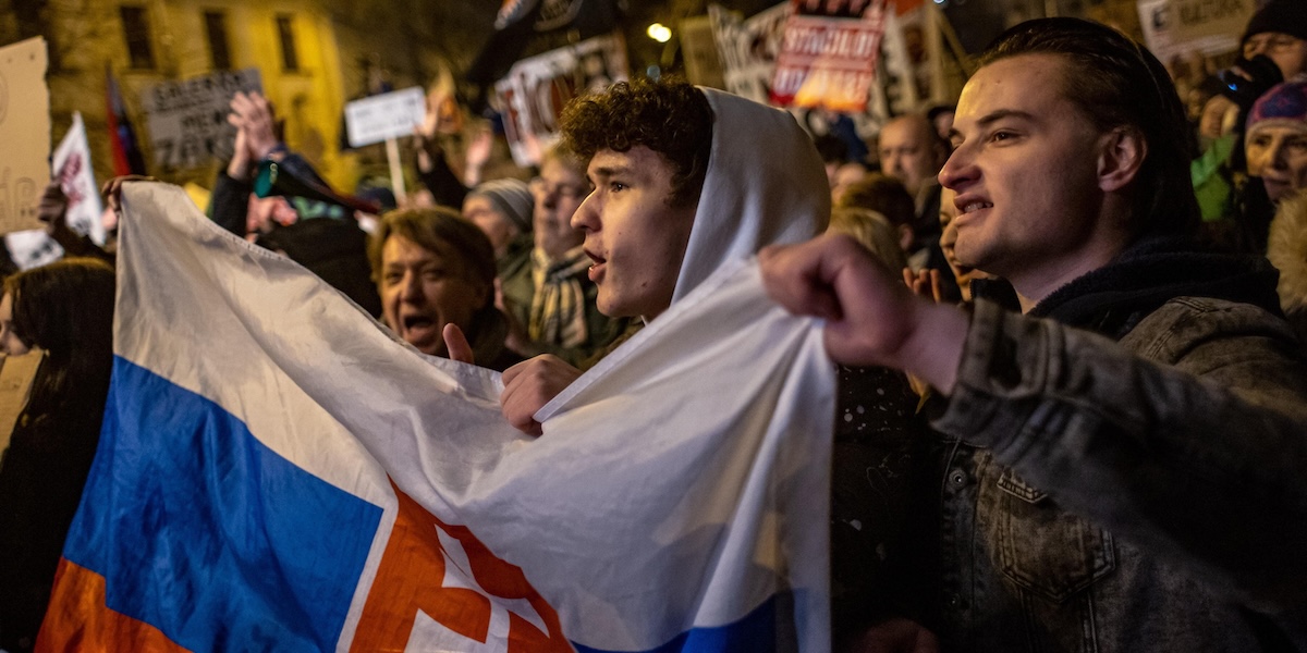 Una protesta contro il governo slovacco a febbraio del 2024 (EPA/MARTIN DIVISEK/ANSA)