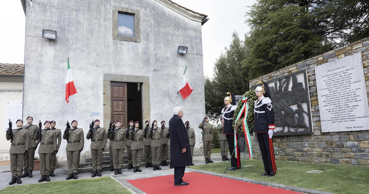 Il presidente della Repubblica Sergio Mattarella in visita alla Sala della Memoria di Civitella, dove vengono custoditi documenti e atti relativi all'eccidio
