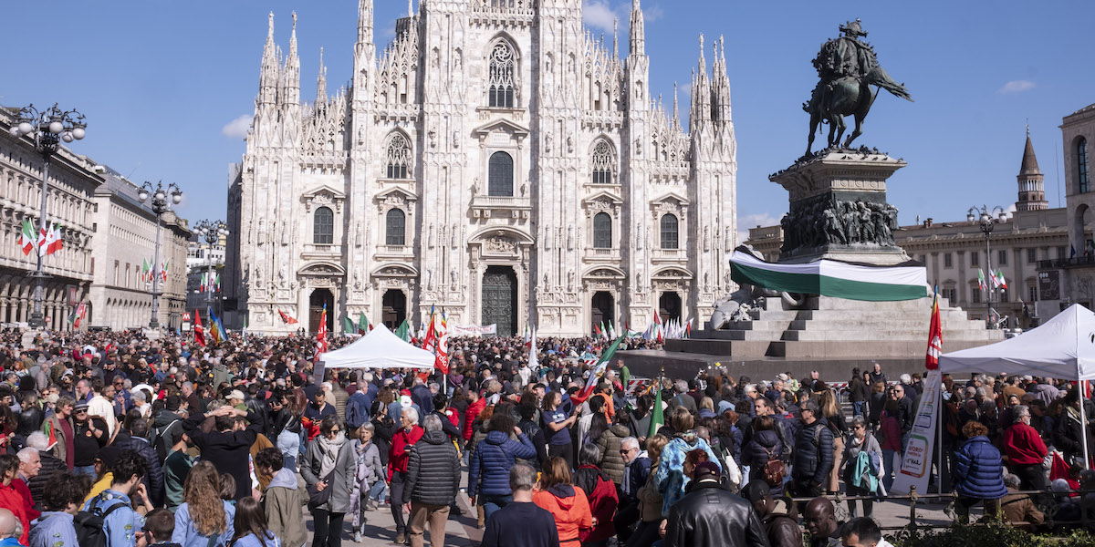 La manifestazione per il 25 aprile in piazza Duomo, a Milano