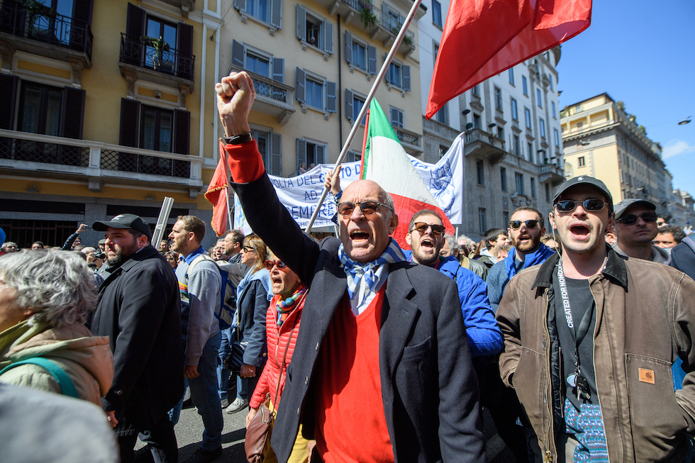 Un uomo col pugno alzato al corteo del 25 aprile di Milano