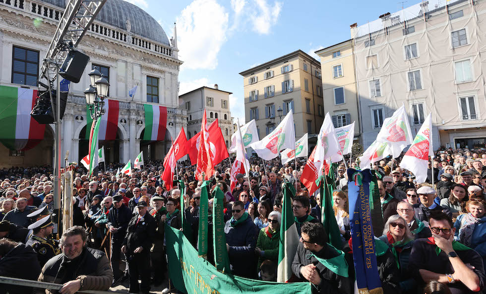 La manifestazione del 25 aprile in piazza della Loggia, a Brescia