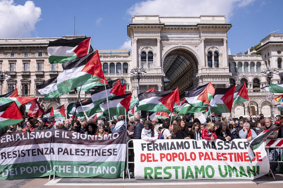 Bandiere palestinesi in piazza Duomo a Milano, durante la manifestazione del 25 aprile