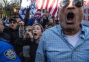 Sostenitori di Israele protestano vicino alla Columbia University, dove da giorni sono in corso manifestazioni in favore del popolo palestinese