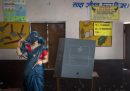 Una donna dove aver votato in un seggio elettorale a Nahal, India