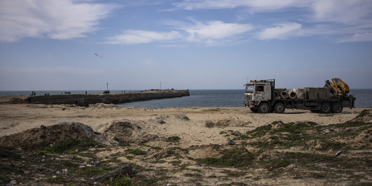 La costa dove sarà costruita la passerella per il trasporto di aiuti nella Striscia di Gaza, 13 marzo 2024 (AP Photo/Fatima Shbair) (AP Photo/Fatima Shbair)
