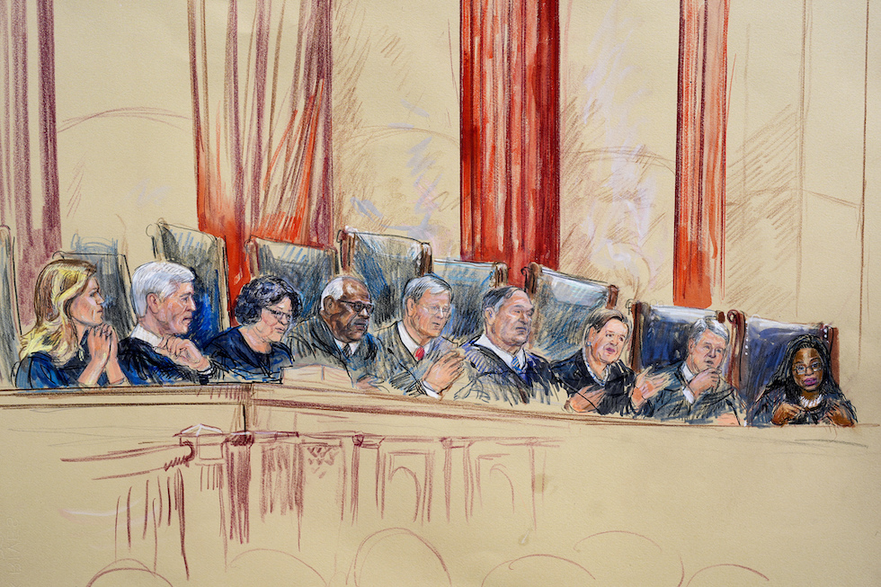 Un disegno fatto durante l'udienza della Corte, con i giudici 