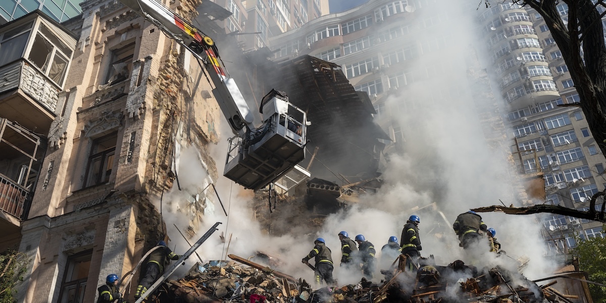 Un edificio distrutto da un drone a Kiev, in Ucraina (AP Photo/Roman Hrytsyna)
