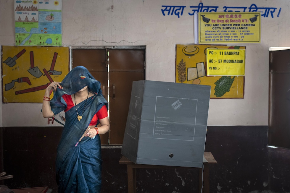 Una donna dove aver votato in un seggio elettorale a Nahal, India