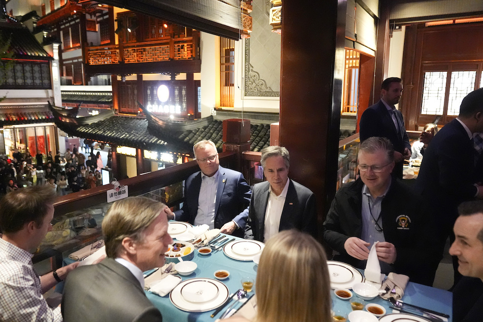 Antony Blinken e il suo staff al ristorante a Shanghai