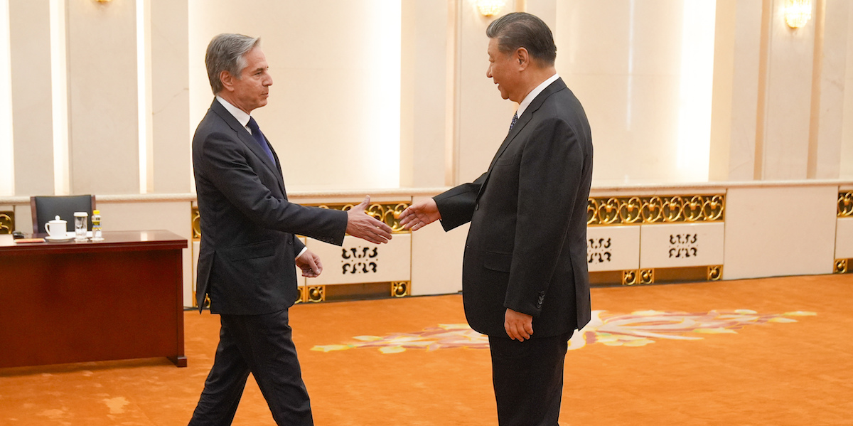 Il segretario di Stato americano Antony Blinken e il presidente cinese Xi Jinping a Pechino, 26 aprile 2024 (AP Photo/Mark Schiefelbein, Pool)