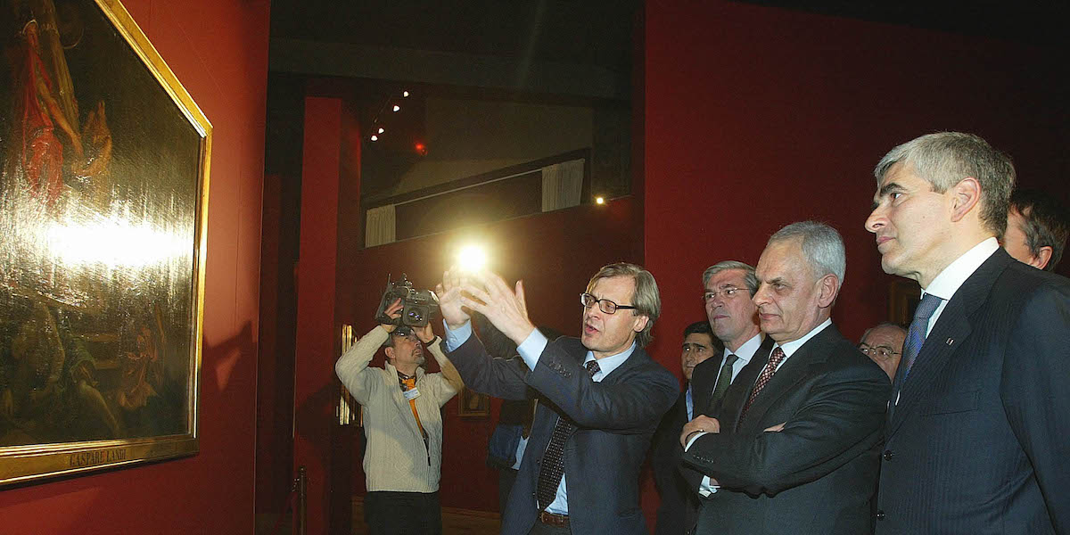 I presidenti della Camera e del Senato, Pier Ferdinando Casini e Marcello Pera, insieme a Vittorio Sgarbi, all'inaugurazione di una mostra di dipinti di Gaspare Landi a Montecitorio, nel marzo del 2005 (SCHIAVELLA/ANSA)