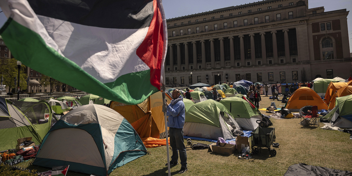 Una bandiera palestinese svolazzante nell'accampamento di tende nel prato della Columbia University