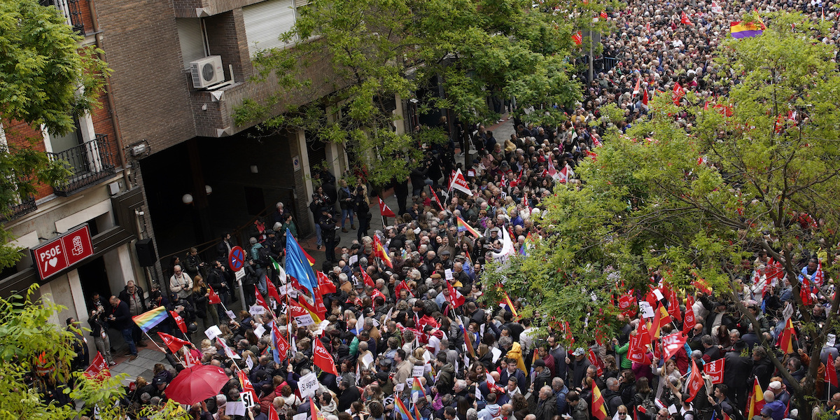 Centinaia di persone radunate fuori dalla sede del PSOE a Madrid, viste dall'alto