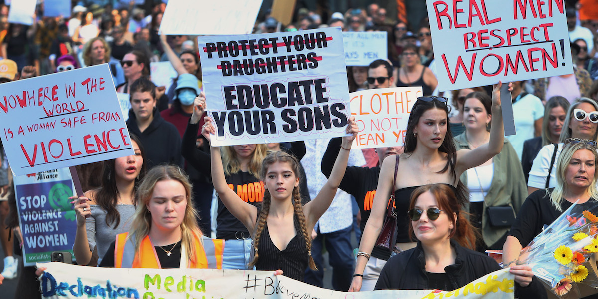 Donne e altre persone in un affollato corteo di protesta in Australia