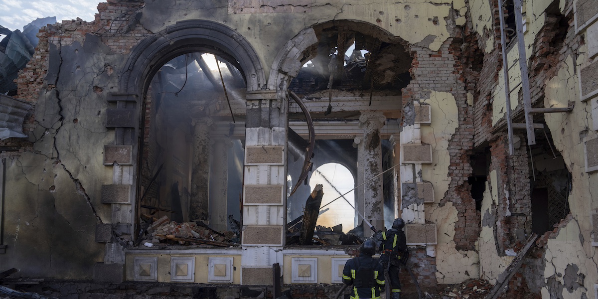 Vigili del fuoco a Kostiantynivka, nella regione di Donetsk, dopo un attacco russo (AP Photo/Alex Babenko, File)