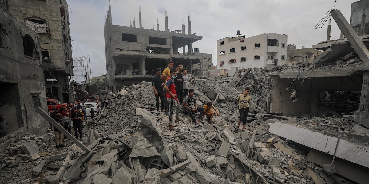 Le conseguenze di un bombardamento israeliano nel campo profughi di Nusairat, il 27 aprile (EPA/MOHAMMED SABER/ANSA)