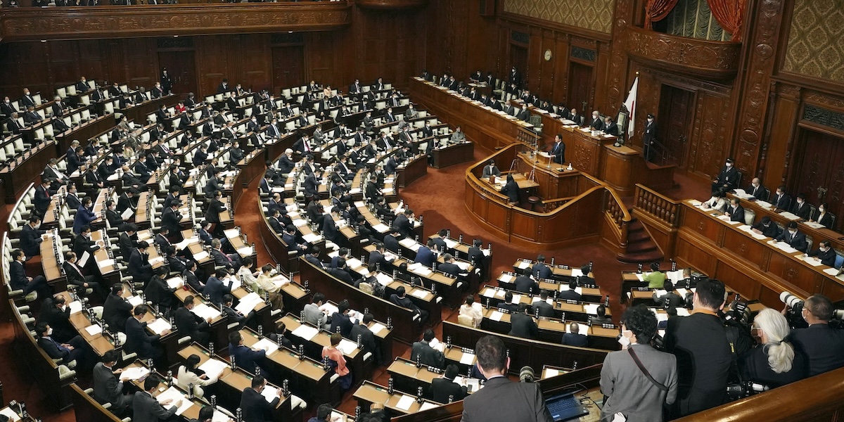 Il primo ministro giapponese Fumio Kishida parla durante una seduta del parlamento, lo scorso 30 gennaio