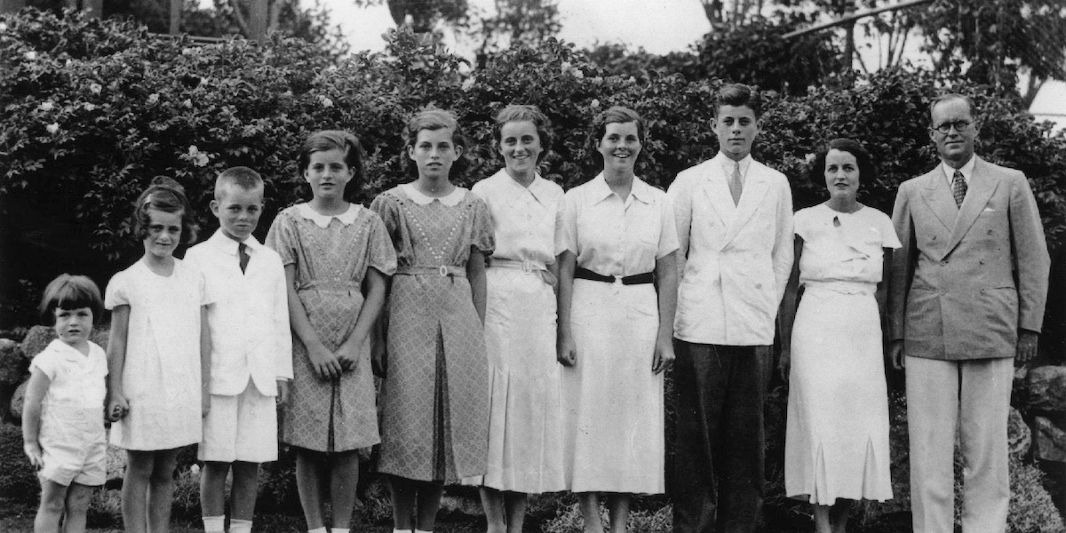 La famiglia Kennedy in ordine crescente di età e altezza