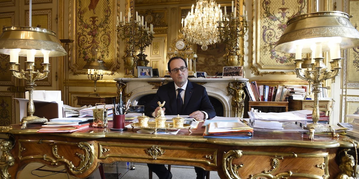 Il presidente francese François Hollande seduto alla sua scrivania nel palazzo dell'Eliseo a Parigi, il 24 febbraio del 2015