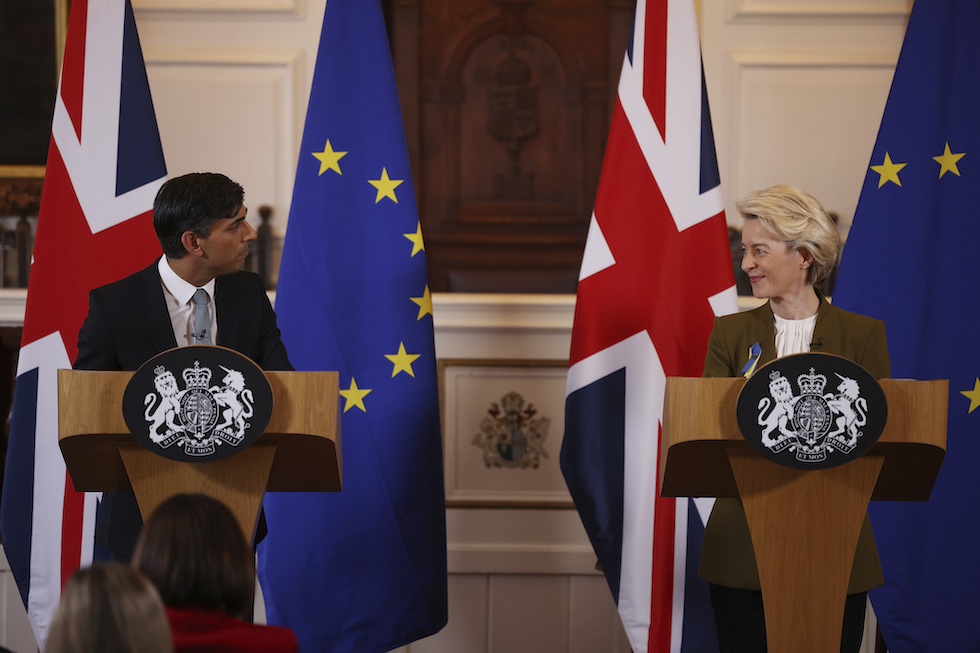 Il primo ministro britannico Rishi Sunak a sinistra e la presidente della Commissione europea Ursula von der Leyen a destra, con dietro quattro bandiere del Regno Unito e dell'Unione Europea, durante una conferenza stampa a febbraio 2023 (Dan Kitwood/Pool via AP)