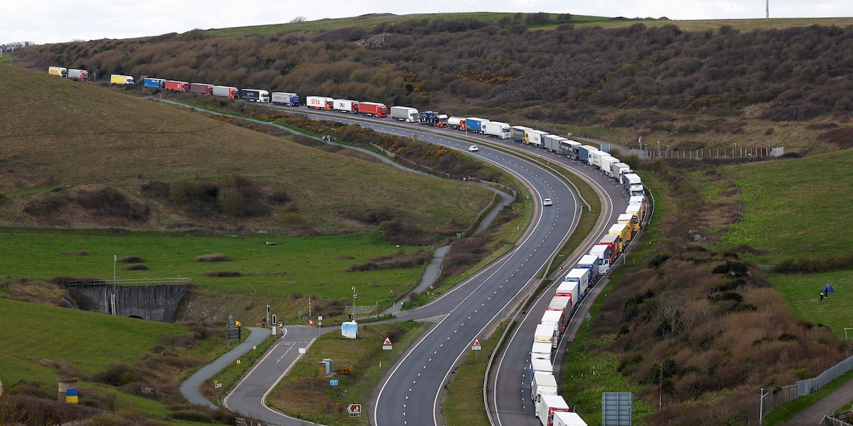 Coda di camion all'entrata del porto di Dover, nel Regno Unito (REUTERS/Peter Nicholls)