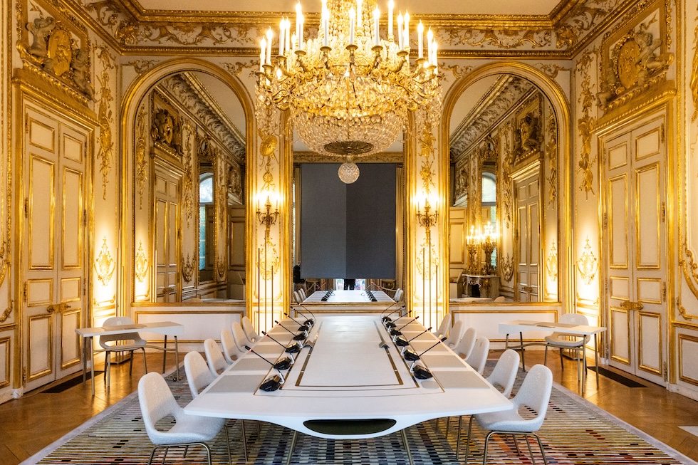 Il nuovo tavolo per il Consiglio dei ministri al palazzo dell'Eliseo di Parigi