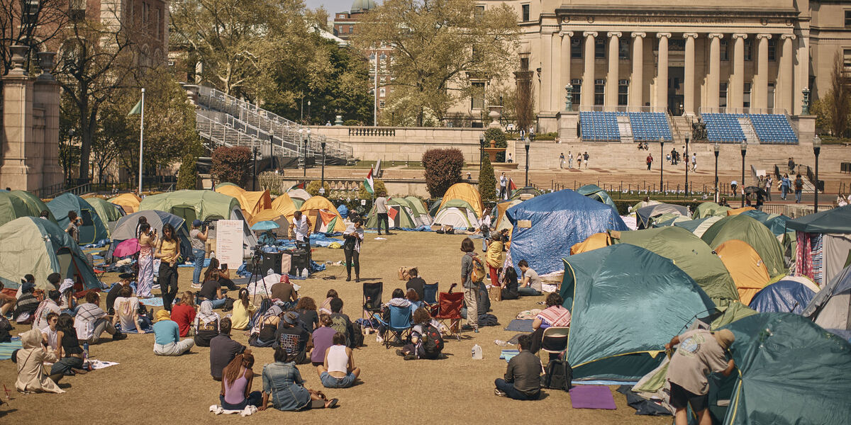 L'accampamento dei manifestanti davanti alla Columbia University, il 28 aprile (AP Photo/Andres Kudacki)