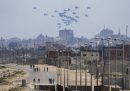 Aiuti paracadutati nella parte settentrionale della Striscia di Gaza